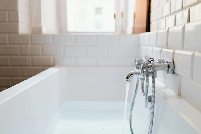Banyo musluk değişimi sonrası yeni armatür görüntüsü